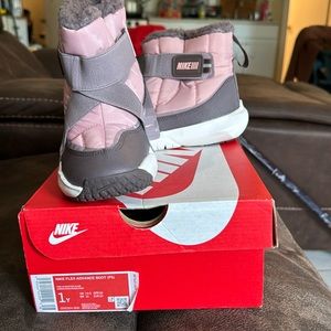 Pink and grey Nike flex advance boots.  New with no 🏷️